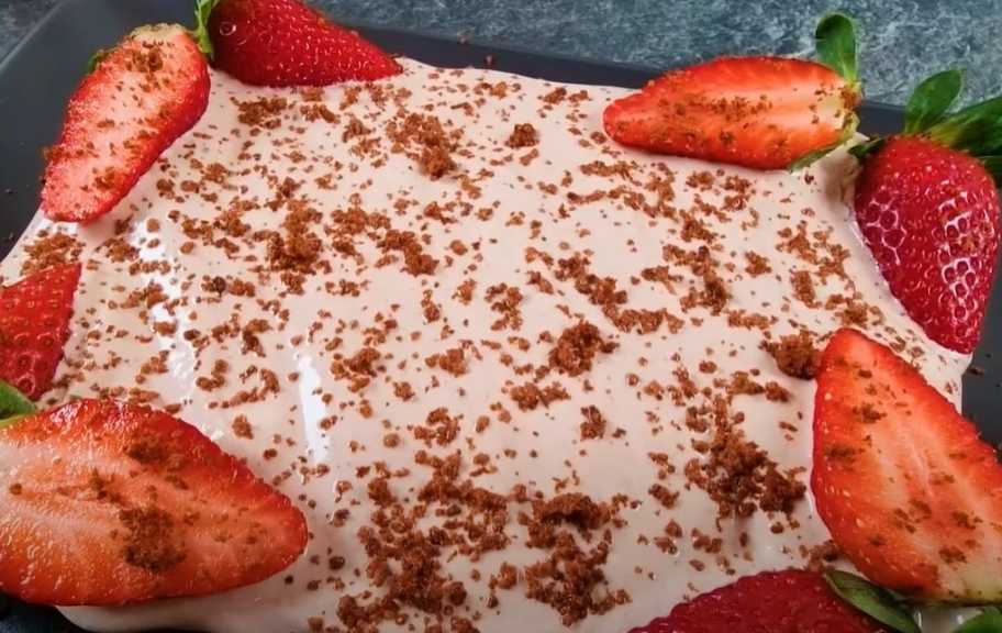 Рецепт: Клубнично-протеиновый торт с овсянкой