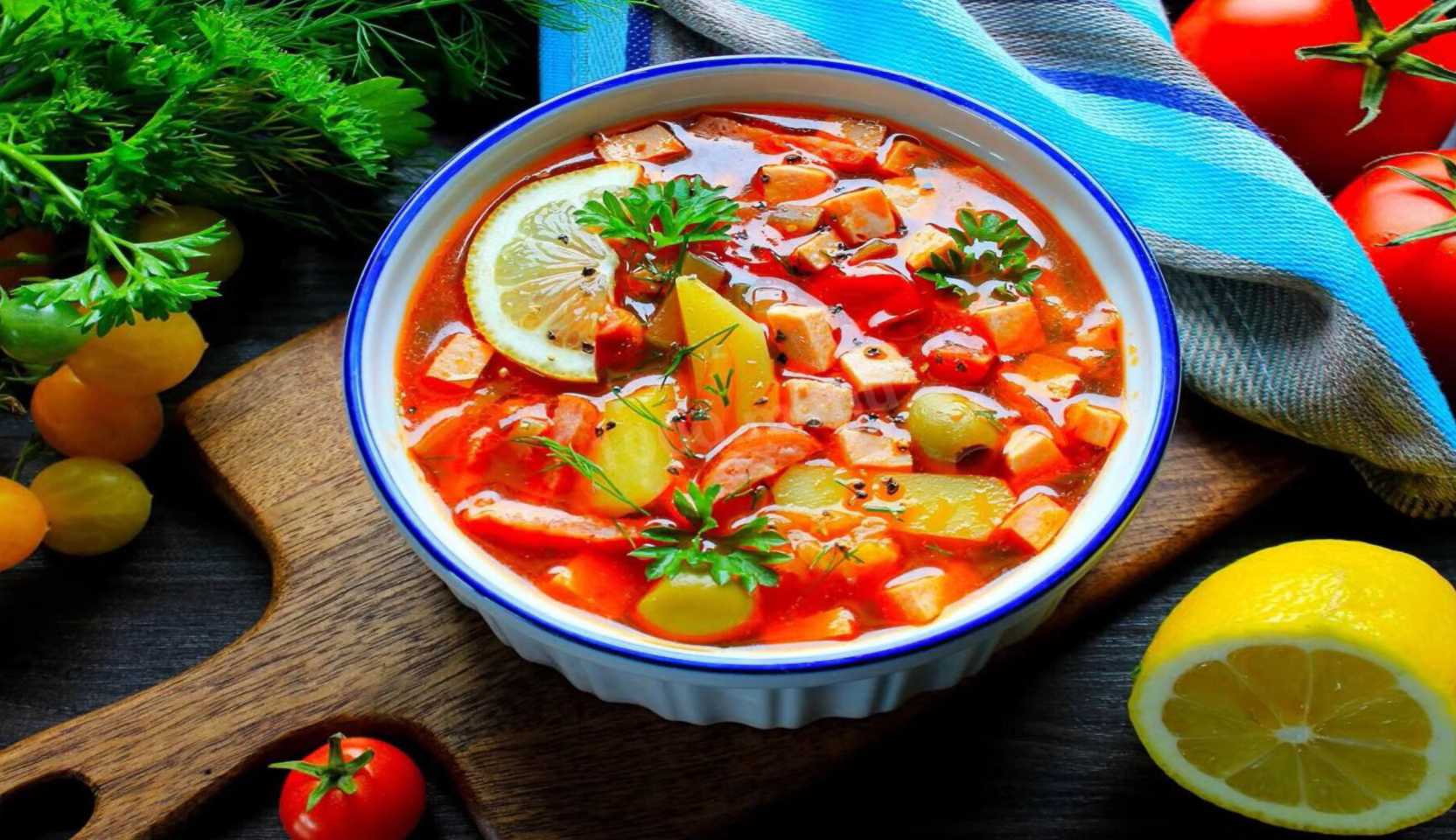 Изображение блюда: Солянка с колбасой и оливками — Eda.Video