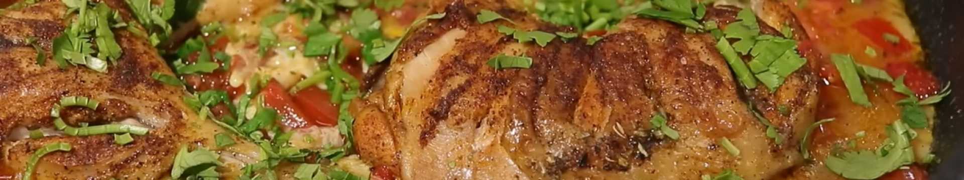 Куриные ножки в сковороде с яйцом и помидорами — Eda.Video