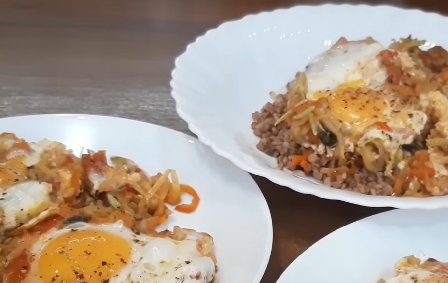 Новый рецепт: Яичница с кабачками и овощным рагу — Eda.Video