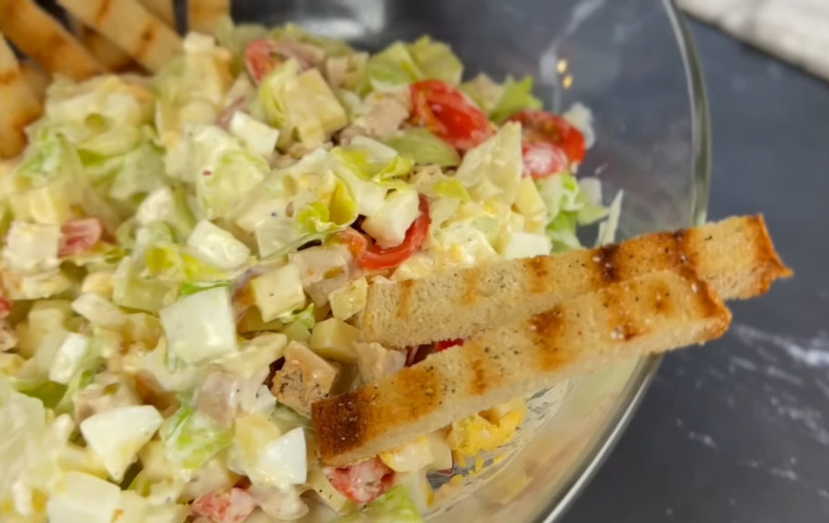 Новый рецепт: Салат Цезарь с куриной грудкой — Eda.Video