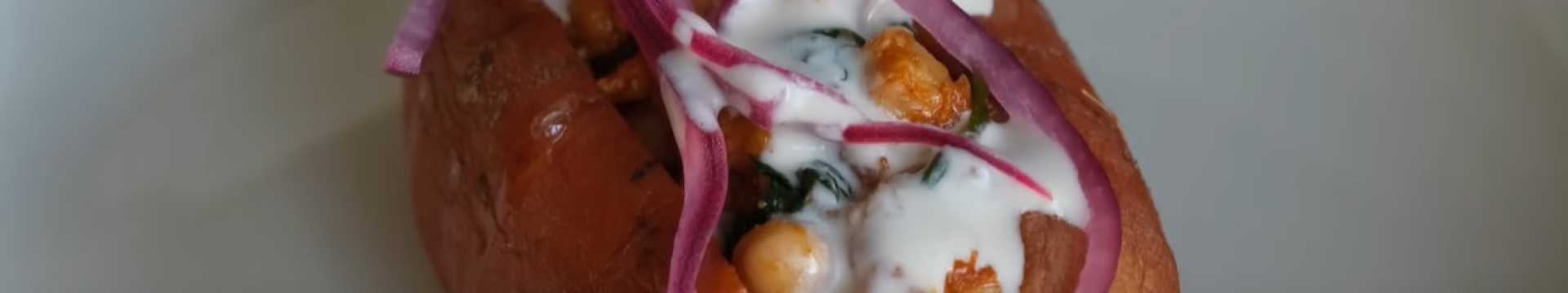 Запеченный батат с овощами — Eda.Video