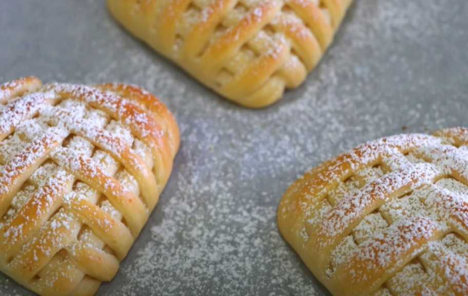 Рецепт: Пирожки-плетенки с яблоком и орехами