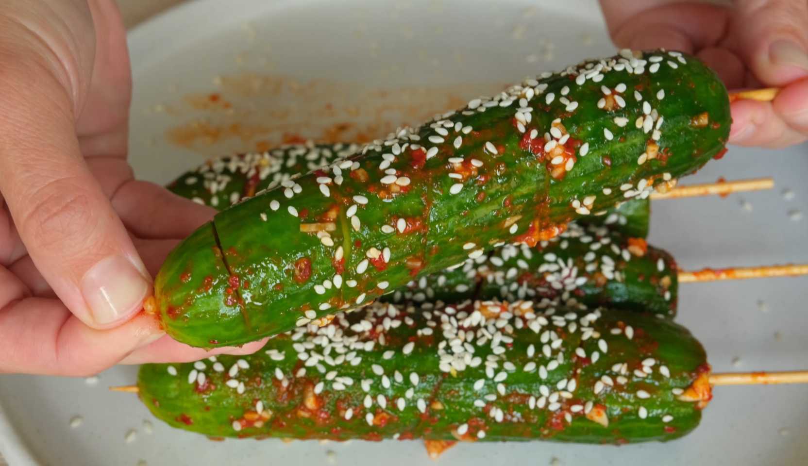 Изображение блюда: Быстрое кимчи из огурцов на шпажках — Eda.Video