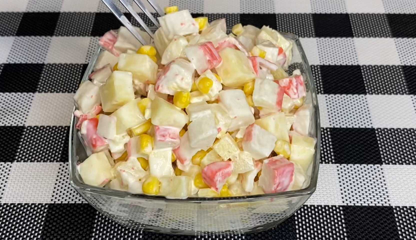 Изображение блюда: Салат с крабовыми палочками и ананасом — Eda.Video