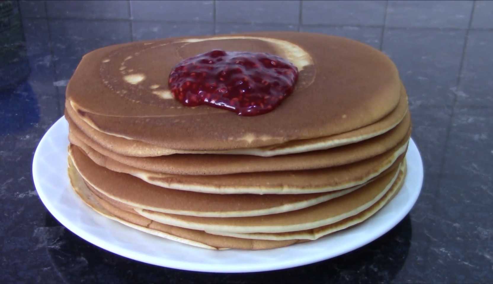 Изображение блюда: Толстые блины на молоке — Eda.Video