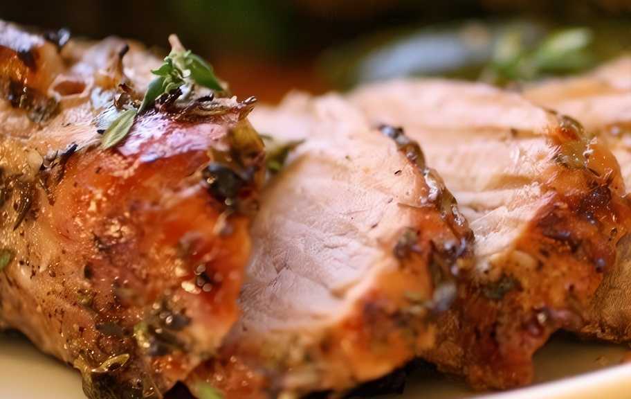 Новый рецепт: Запечённая свинина в рукаве с чесноком и травами — Eda.Video