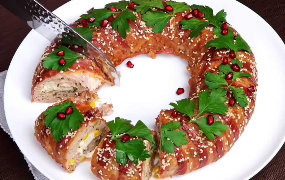 Новый рецепт: Мясной рулет с сыром и овощами в беконе — Eda.Video