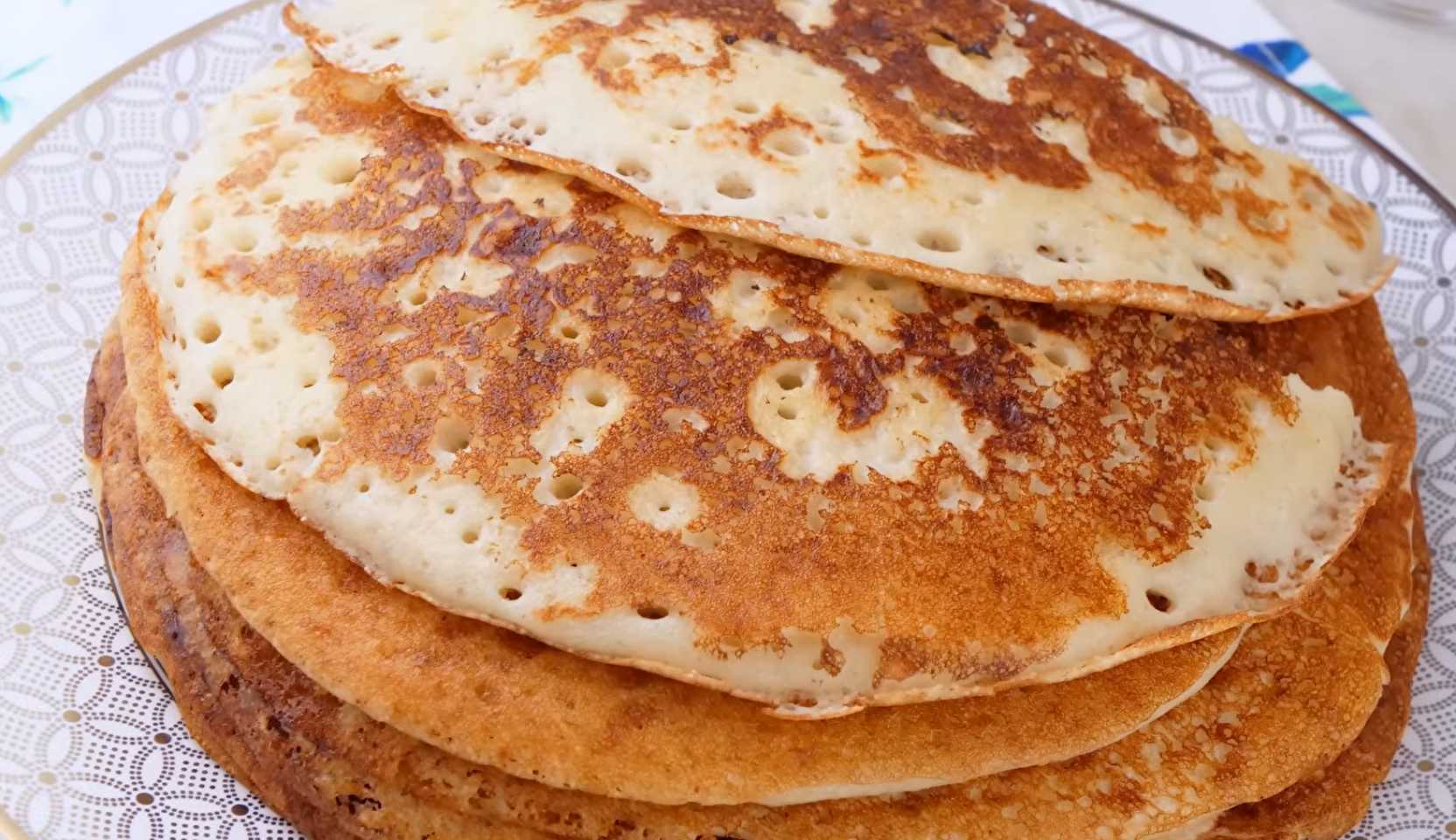 Изображение блюда: Дрожжевые блины на манке и молоке — Eda.Video