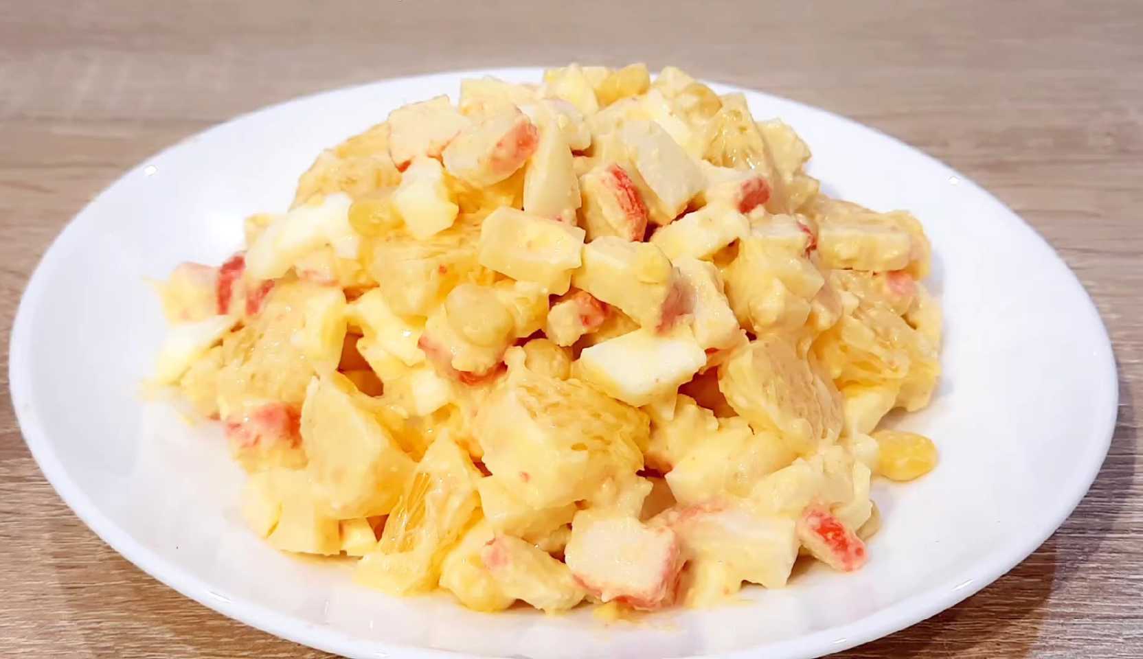 Изображение блюда: Крабовый салат с апельсином — Eda.Video