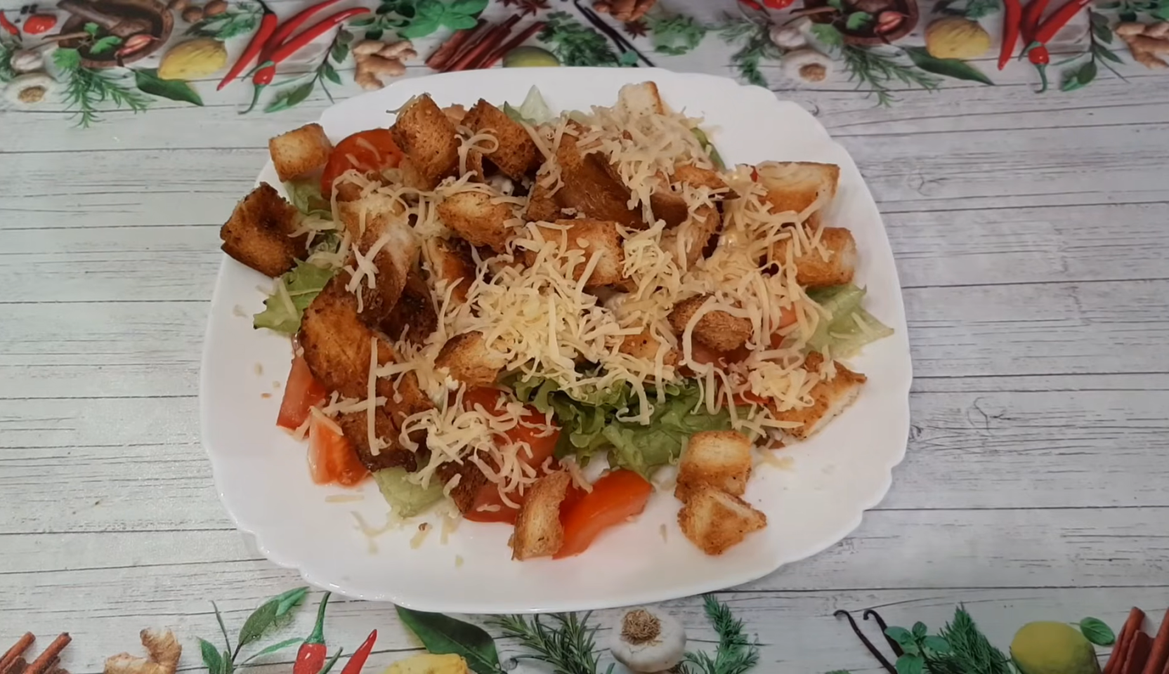Изображение блюда: Салат Цезарь с курицей, помидором, сыром и сухариками — Eda.Video