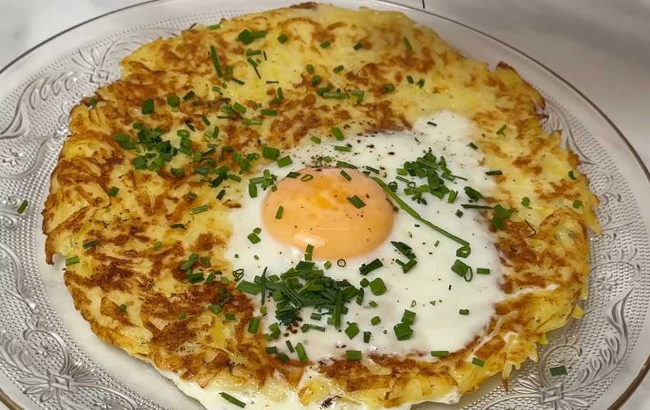 Новый рецепт: Хрустящий картофельный блин с яйцом-глазуньей в центре — Eda.Video