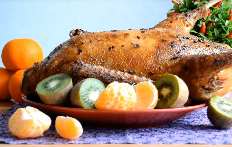 Новый рецепт: Гусь фаршированный гречкой — Eda.Video