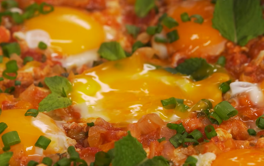 Новый рецепт: Турецкая яичница с овощами: классический рецепт Менемен — Eda.Video