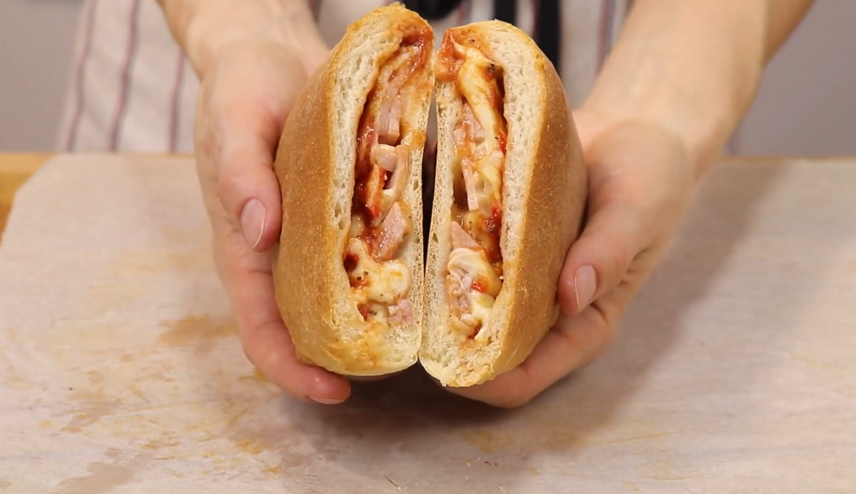 Изображение блюда: Закрытая пицца с курицей и сыром — Eda.Video