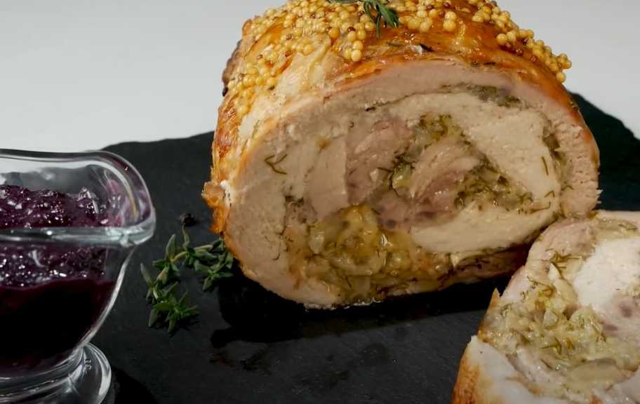 Рецепт: Мясной рулет с виным соусом