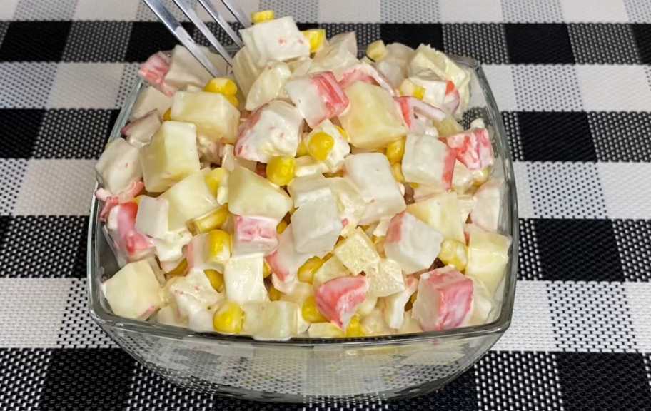 Новый рецепт: Салат с крабовыми палочками и ананасом — Eda.Video