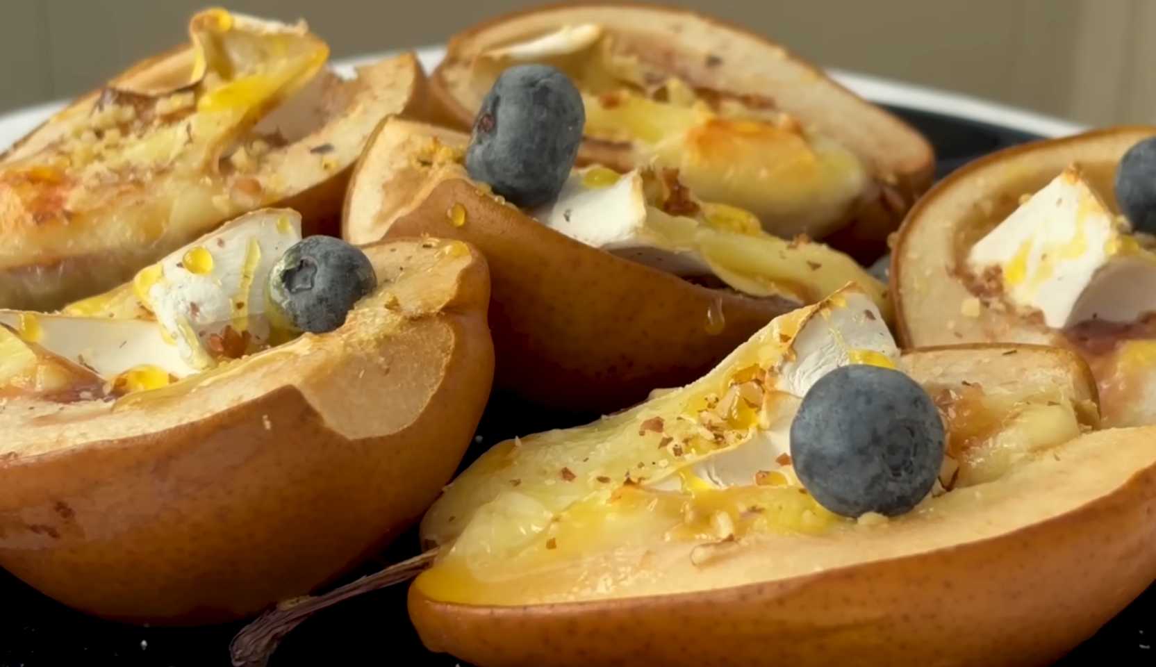 Изображение блюда: Запеченные груши с камамбером — Eda.Video