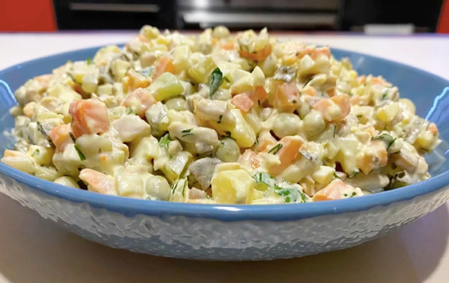 Новый рецепт: Оливье с курицей и грибами — Eda.Video