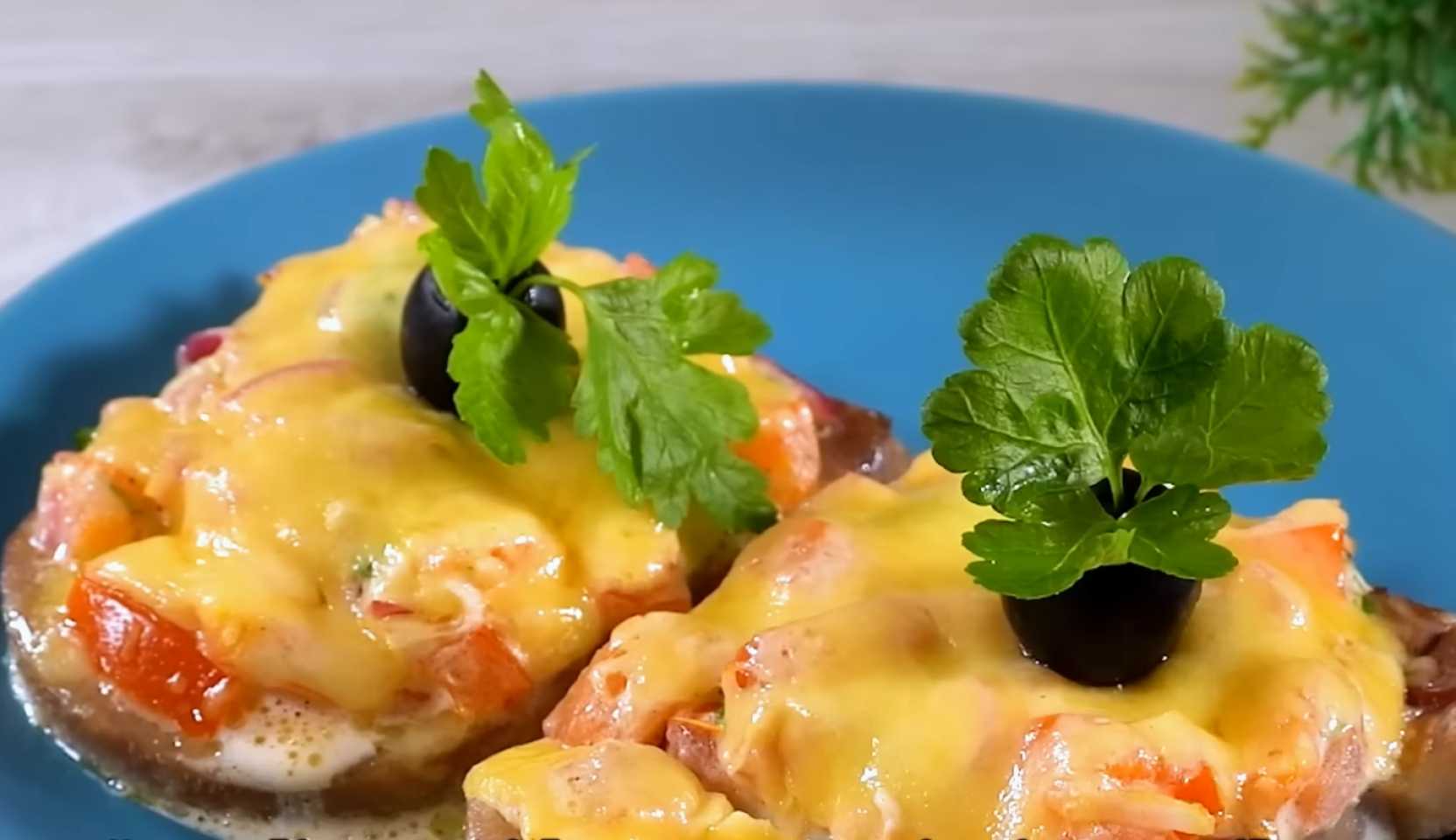 Изображение блюда: Запечённый говяжий язык с грибами — Eda.Video