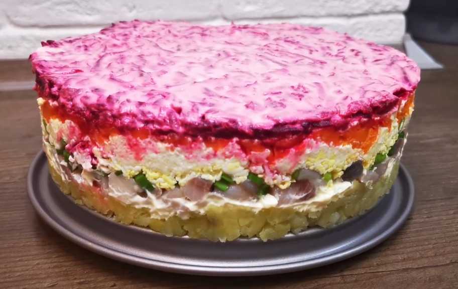 Новый рецепт: Селедка под шубой с икрой мойвы — Eda.Video