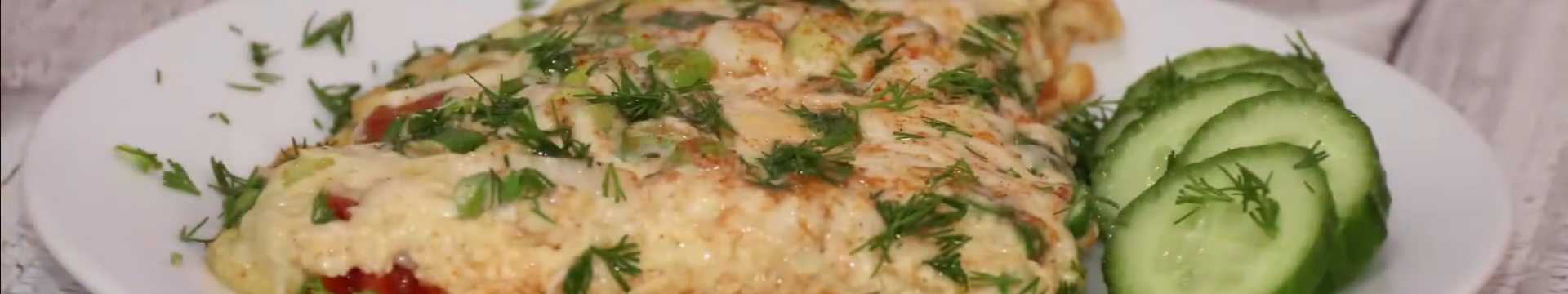 Омлет с помидорами на сковороде — Eda.Video