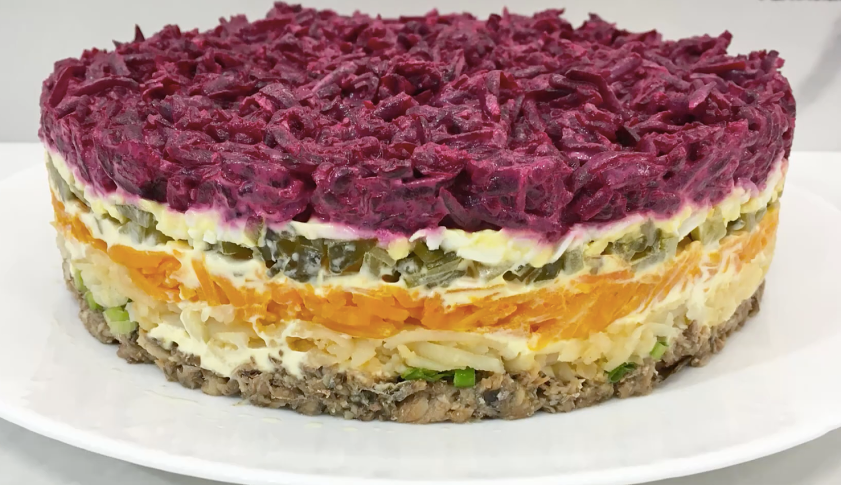 Изображение блюда: Селедка под шубой со шпротами — Eda.Video