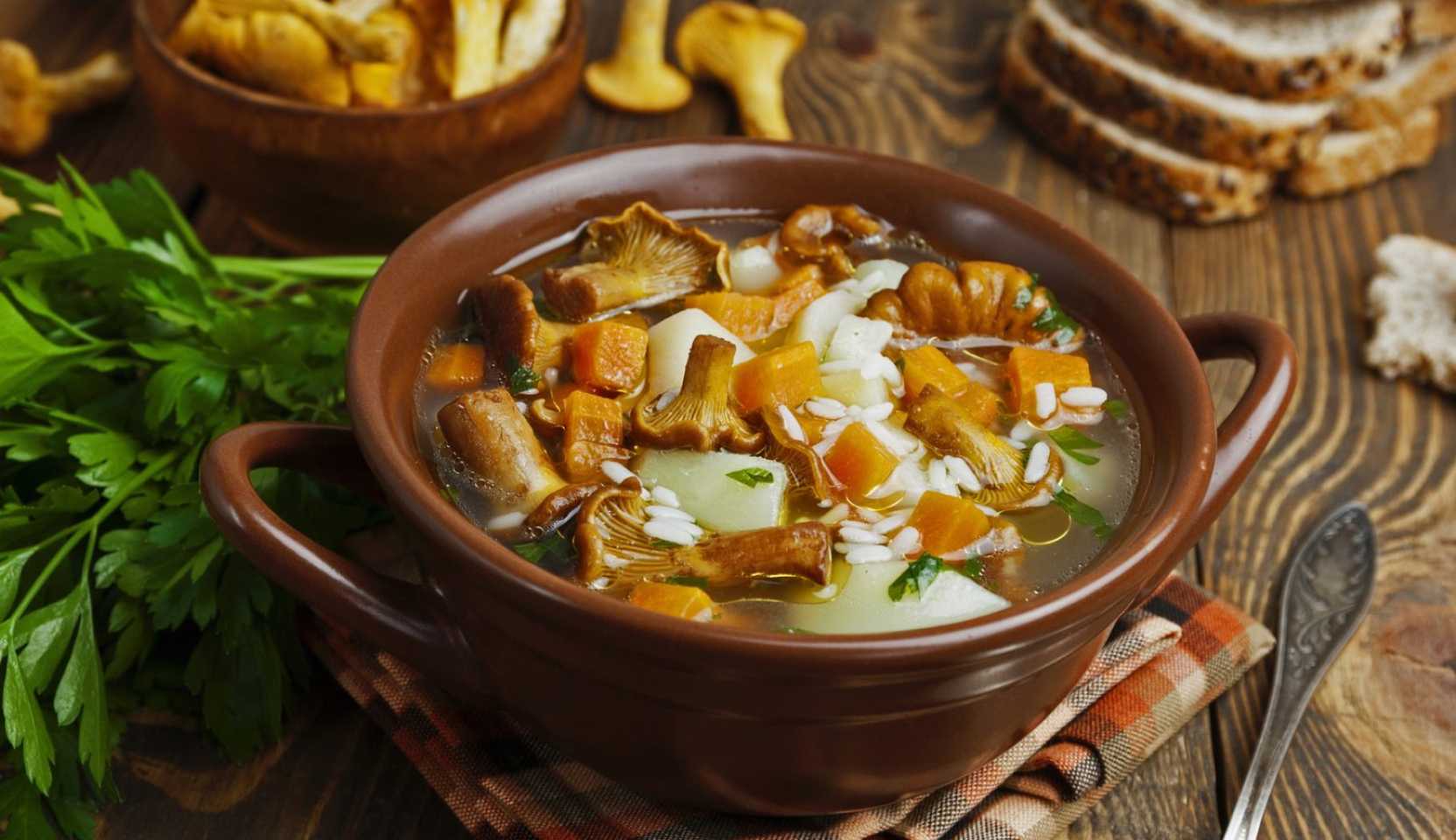 Изображение блюда: Летний суп с лисичками — Eda.Video