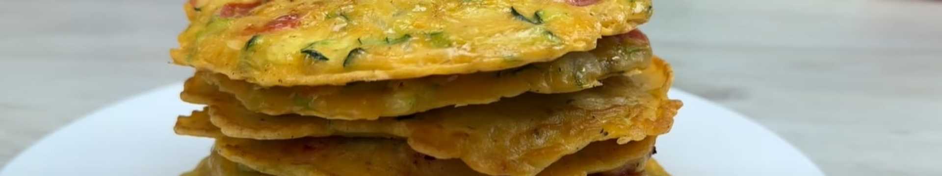 Оладьи из капусты и овощей с сырным соусом — Eda.Video