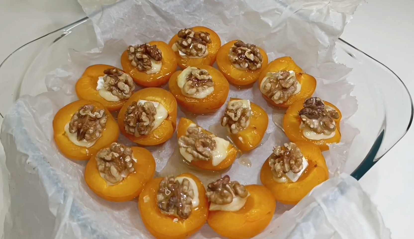 Изображение блюда: Запеченные абрикосы с сыром и орехами — Eda.Video