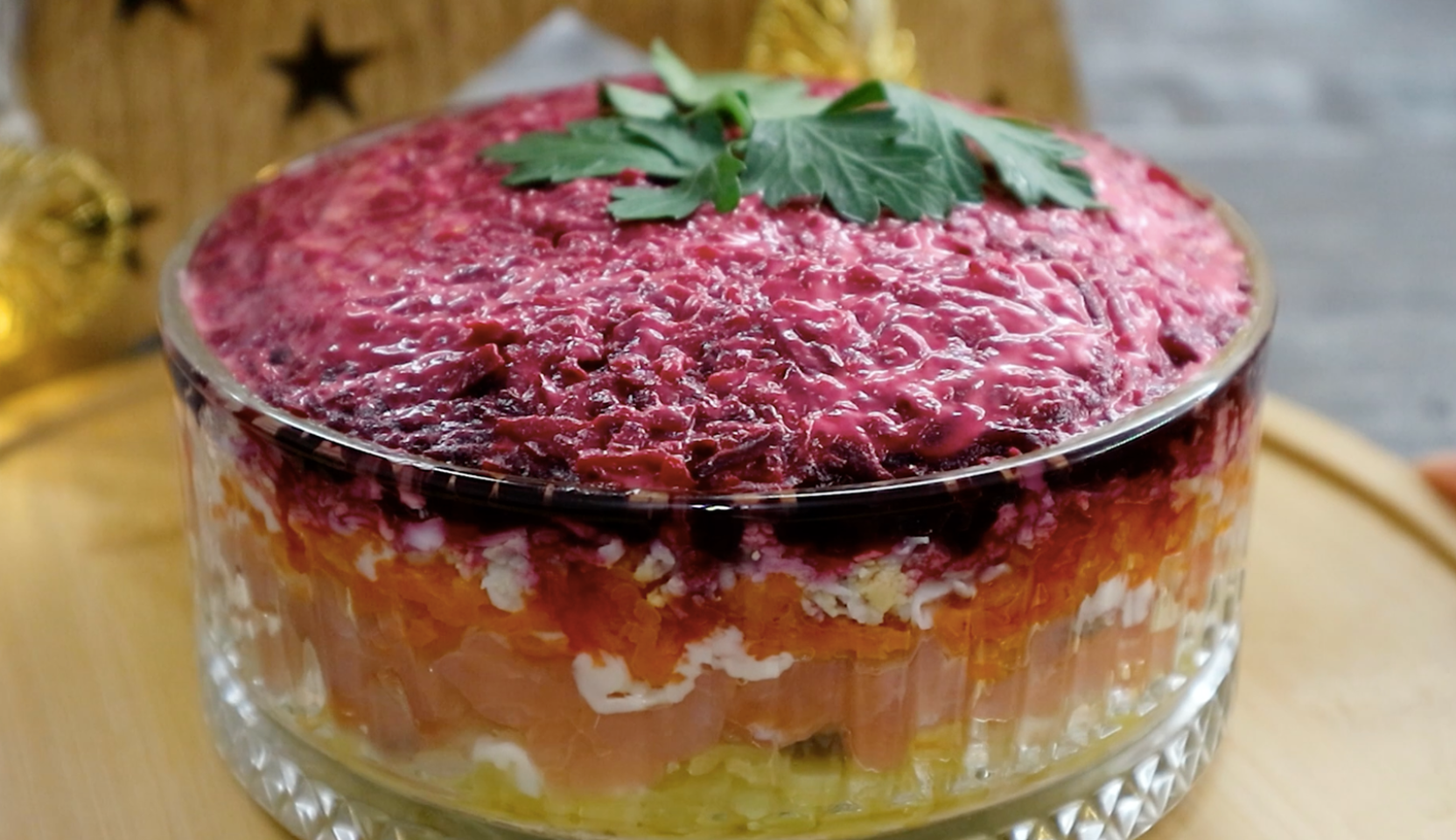 Изображение блюда: Селедка под шубой с красной рыбой — Eda.Video