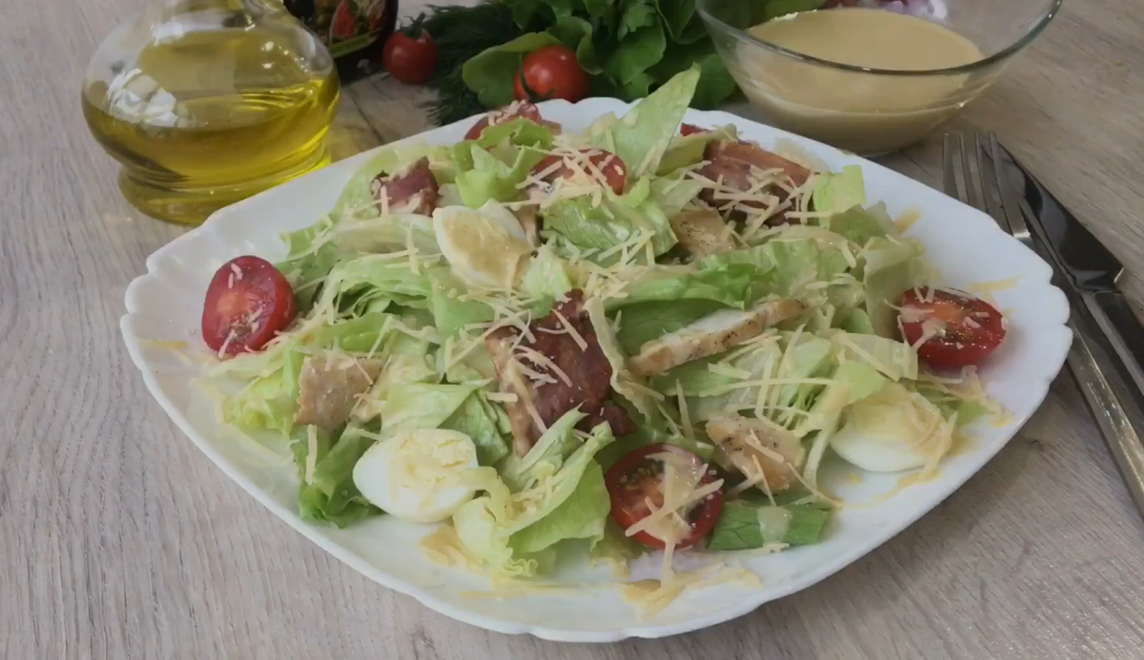 Изображение блюда: Классический салат Цезарь с курицей — Eda.Video