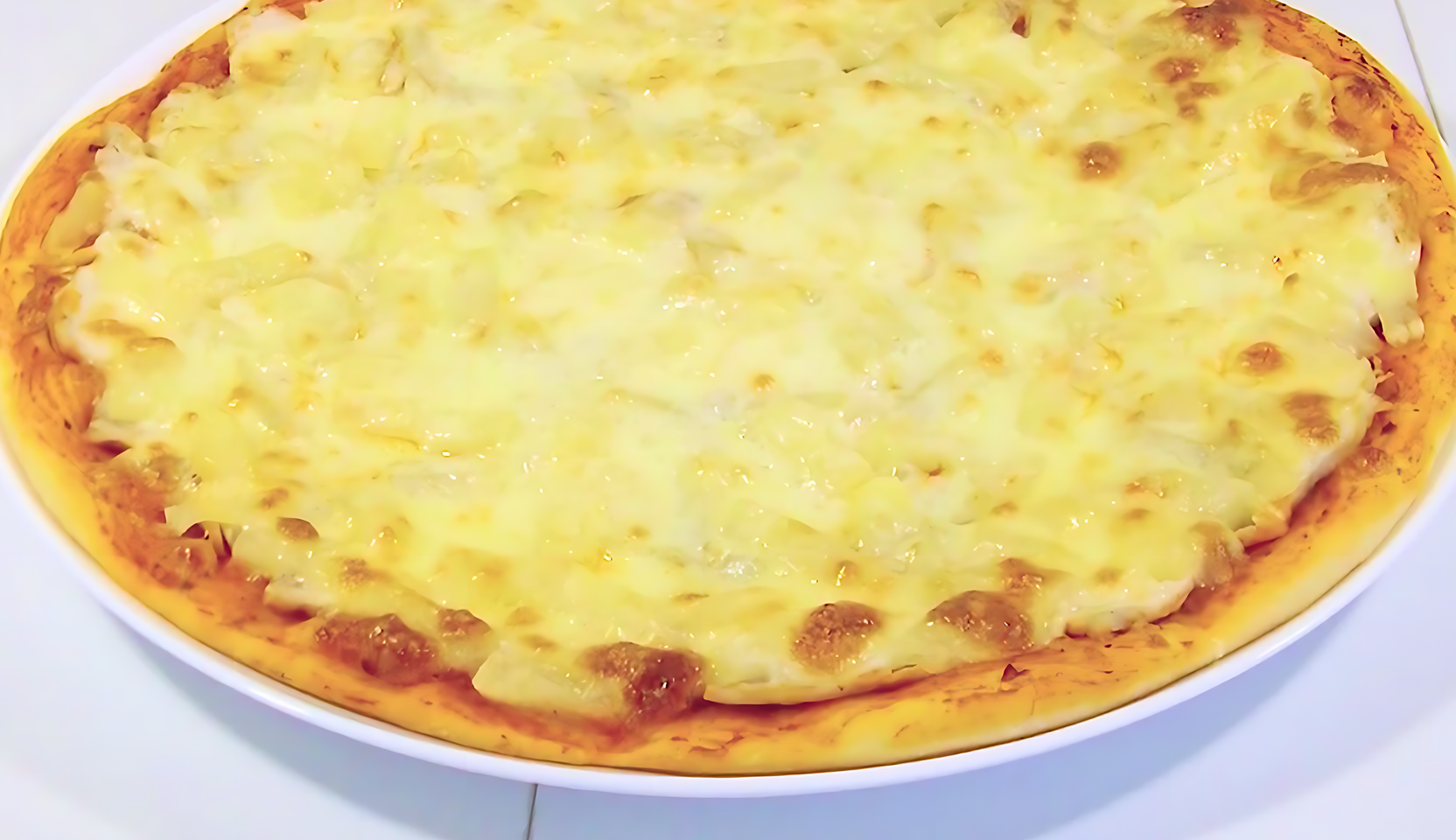 Изображение блюда: Пицца с ананасами и курицей — Eda.Video