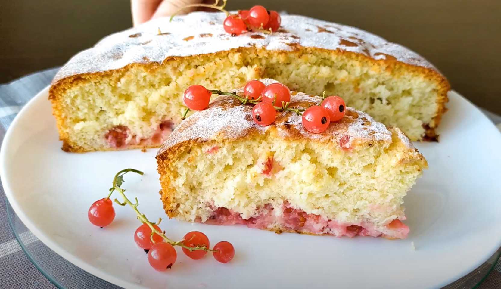 Популярный рецепт — Шарлотка с красной смородиной