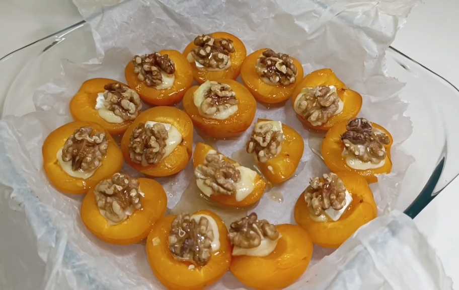 Новый рецепт: Запеченные абрикосы с сыром и орехами — Eda.Video