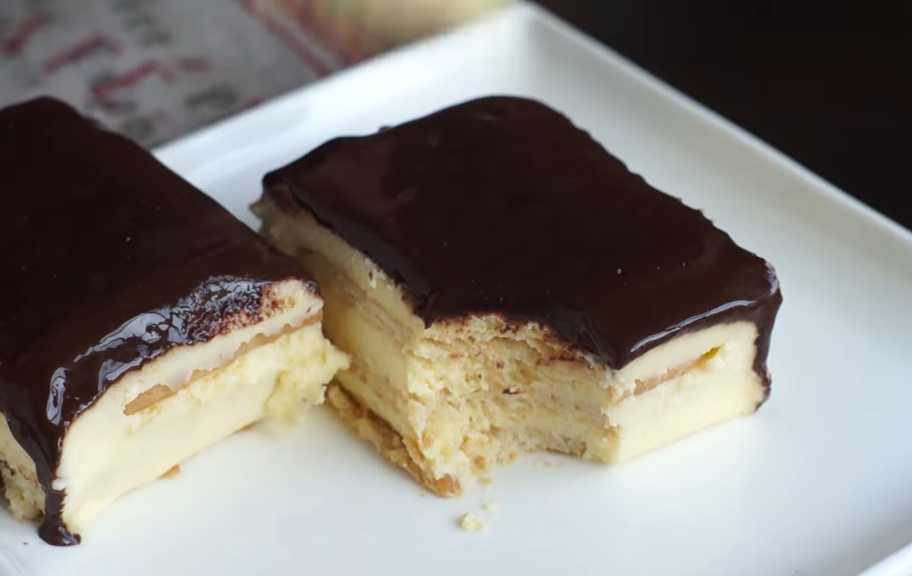 Новый рецепт: Торт без выпечки из печенья с заварным кремом и шоколадной глазурью — Eda.Video