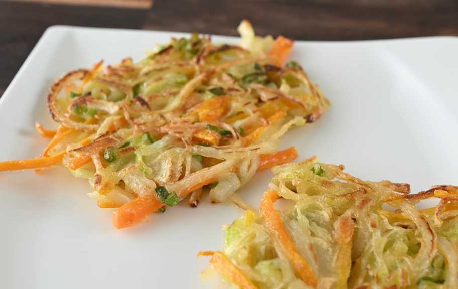 Новый рецепт: Драники из лука и лука-порея — Eda.Video