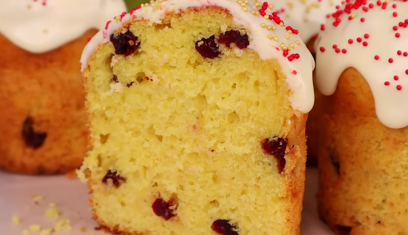 Изображение блюда: Вкусный кулич без дрожжей с творогом и клюквой — Eda.Video
