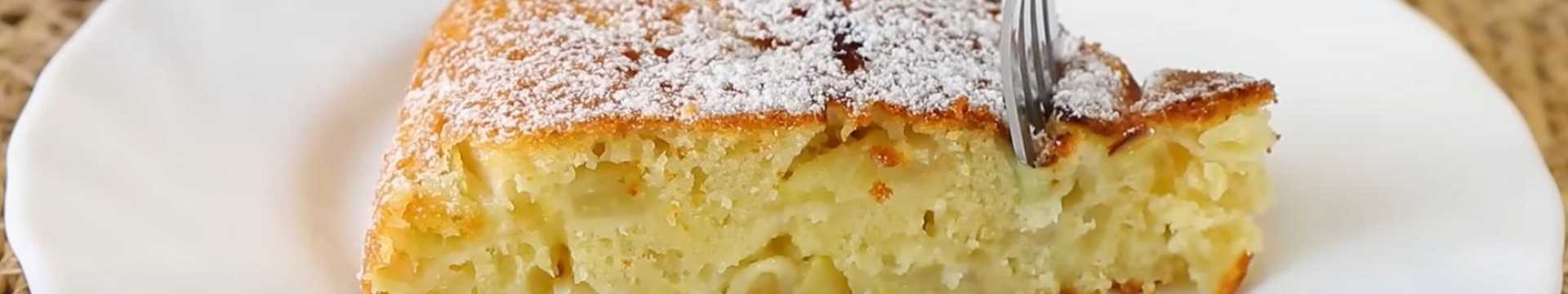 Шарлотка с яблоками на сковороде — Eda.Video