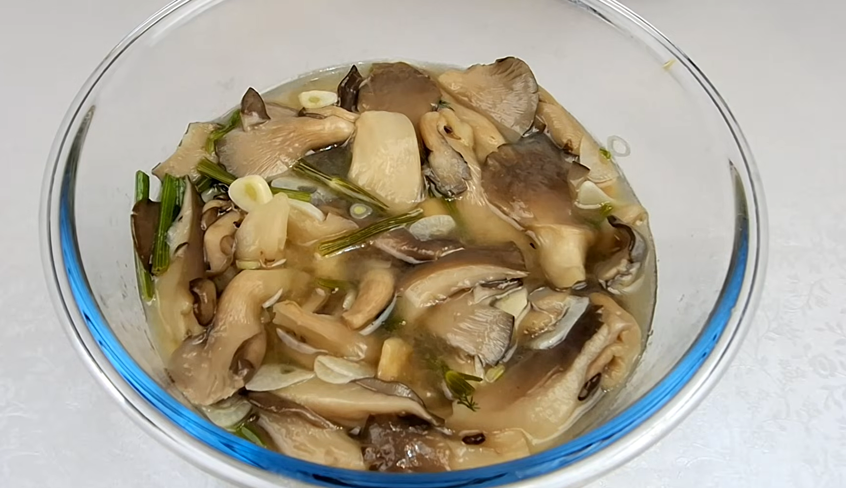 Изображение блюда: Маринованные вешенки с чесноком и зеленью — Eda.Video