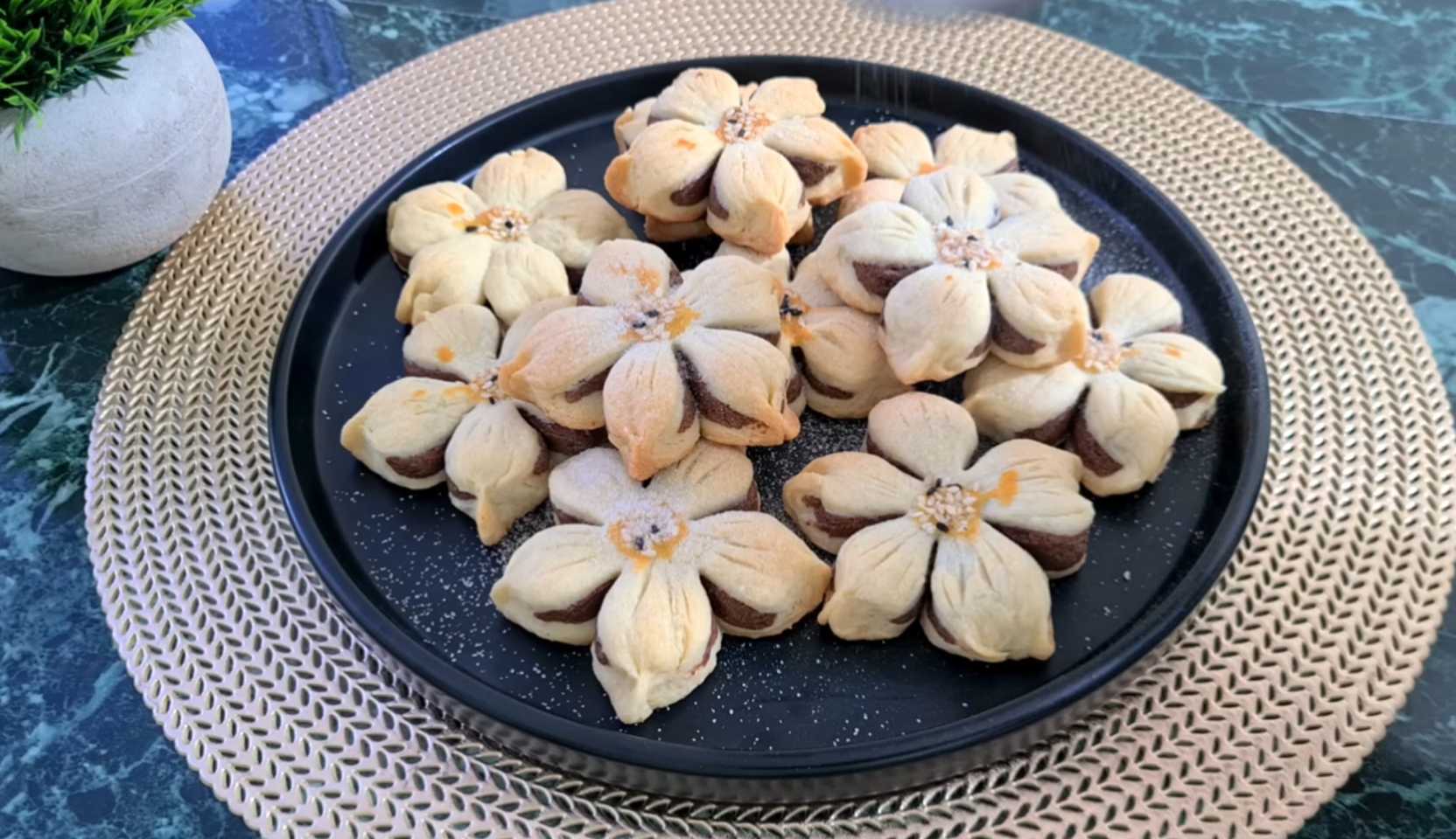 Изображение блюда: Праздничные печенья-цветы — Eda.Video