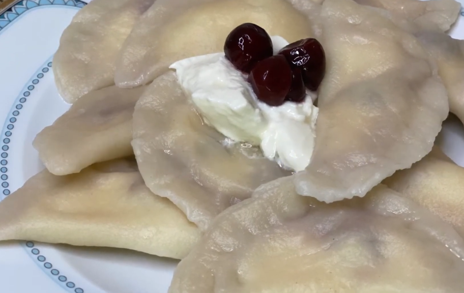 Новый рецепт: Сладкие вареники с творогом и вишней — Eda.Video