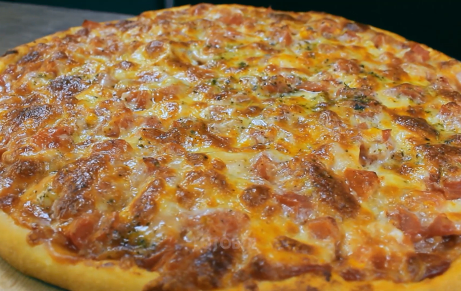 Новый рецепт: Пицца с сосисками и сыром — Eda.Video