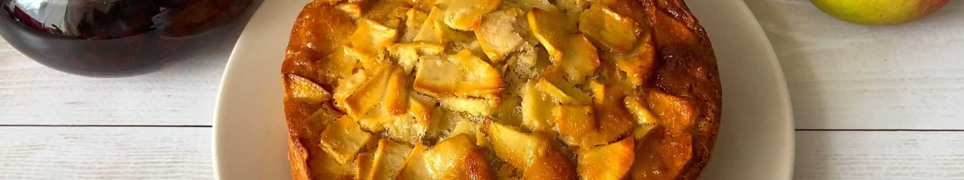 Шарлотка с яблоками без миксера — Eda.Video