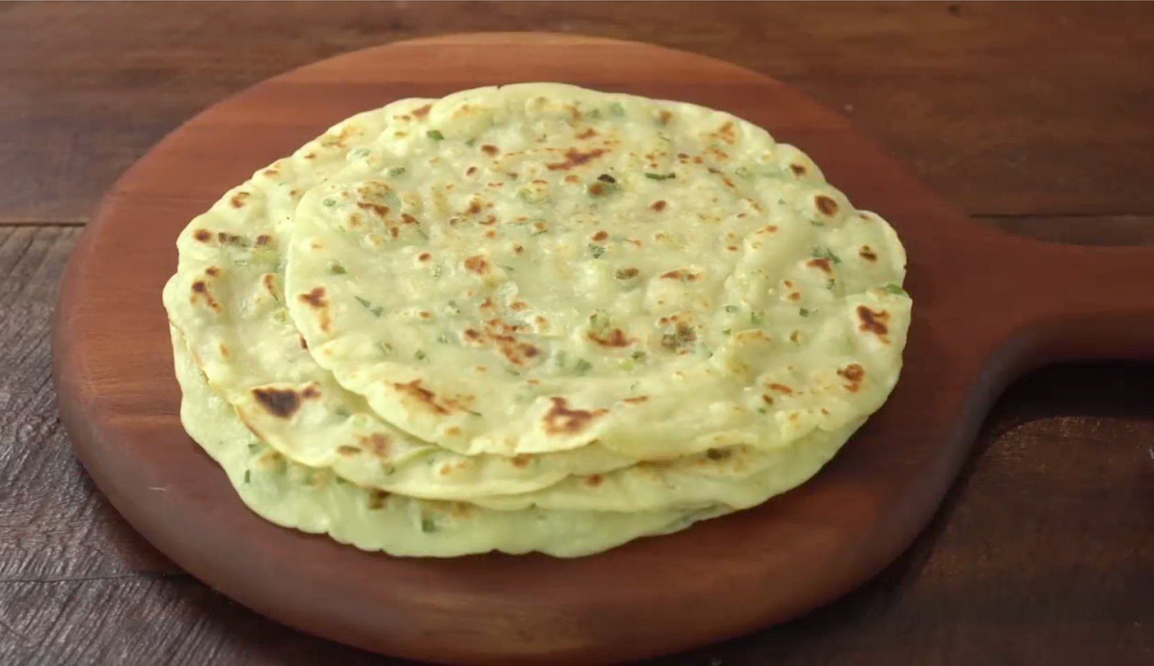 Изображение блюда: Чесночные лепешки с зеленым луком — Eda.Video