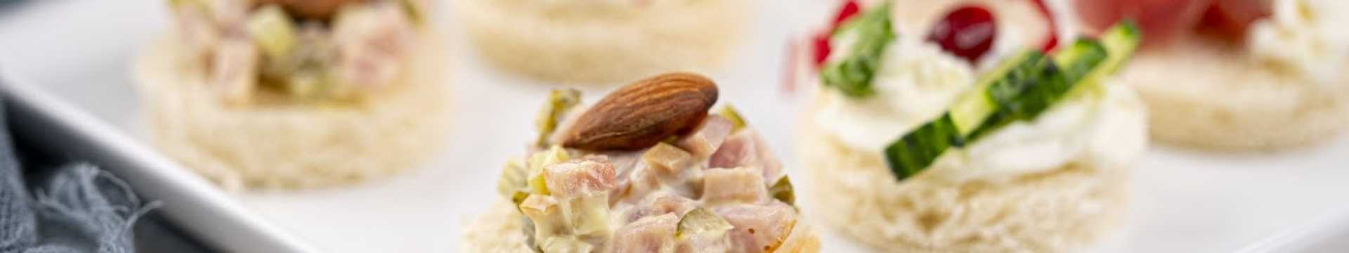 Ассорти изысканных канапе на белом хлебе — Eda.Video