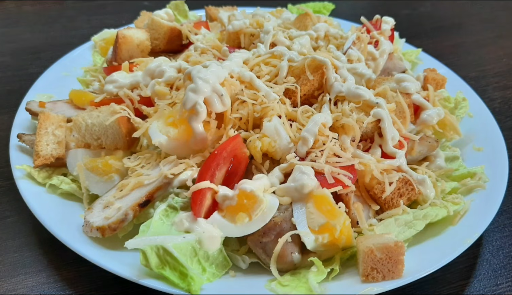 Изображение блюда: Салат Цезарь с пекинской капустой и курицей — Eda.Video