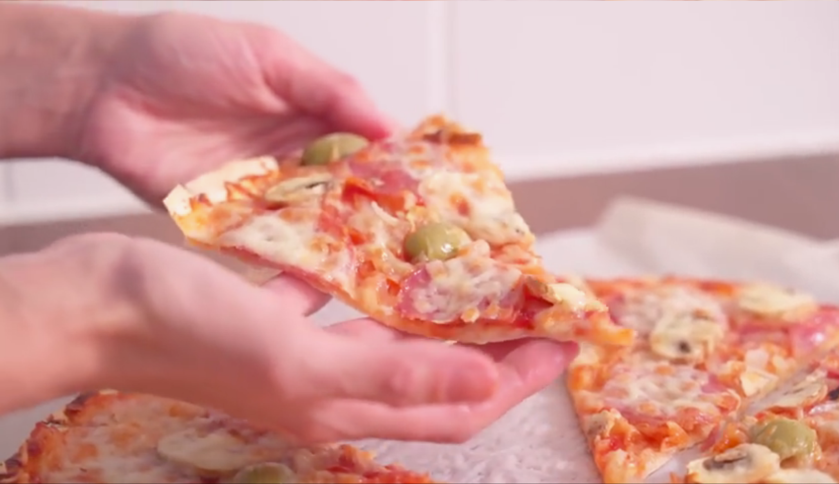 Изображение блюда: Пицца из лаваша с колбасой — Eda.Video