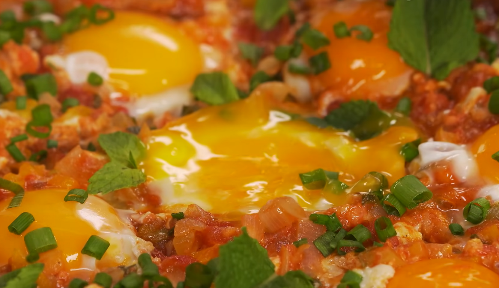 Изображение блюда: Турецкая яичница с овощами: классический рецепт Менемен — Eda.Video