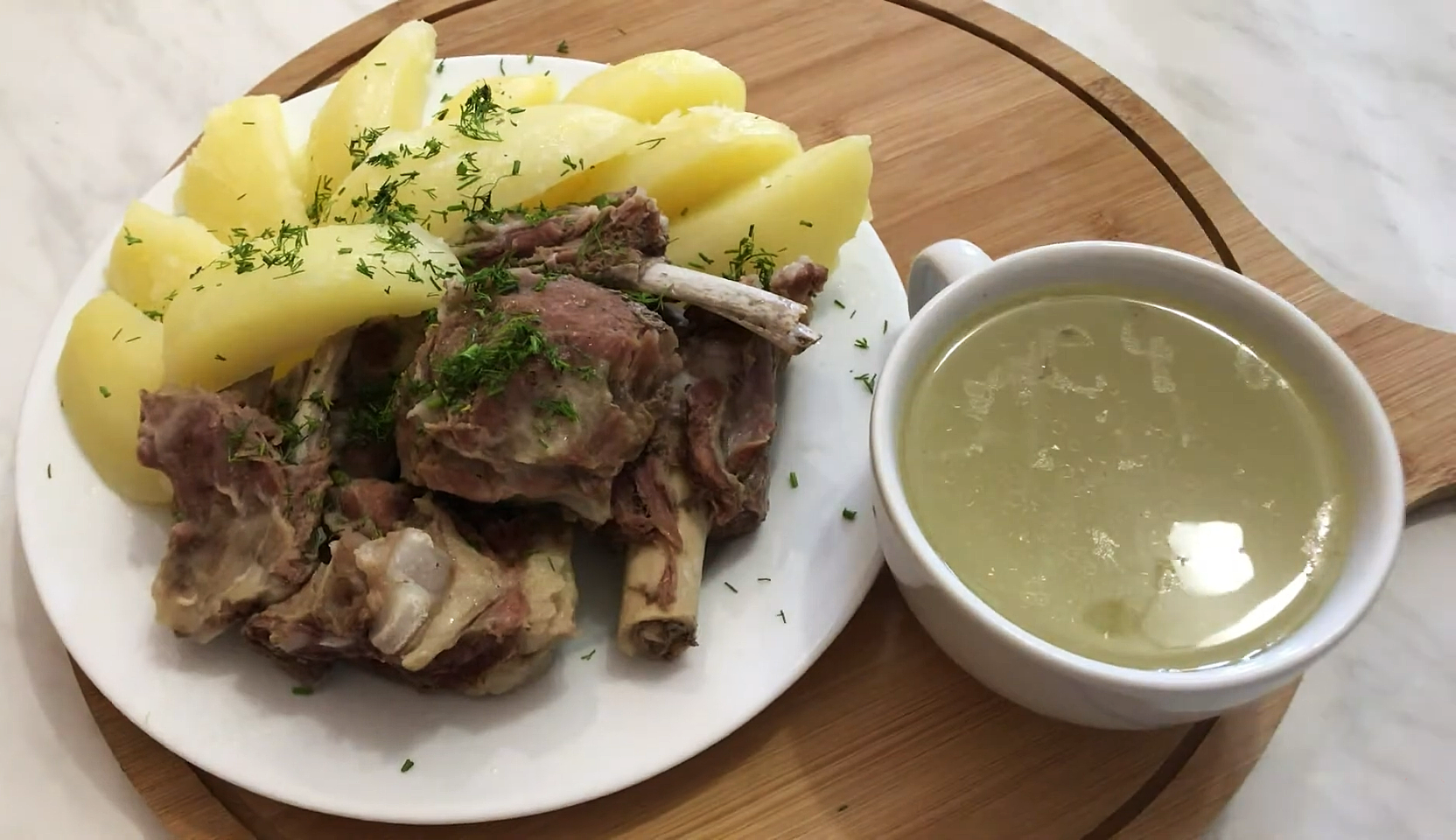 Изображение блюда: Традиционный калмыцкий мясной суп Махан шелтяган — Eda.Video